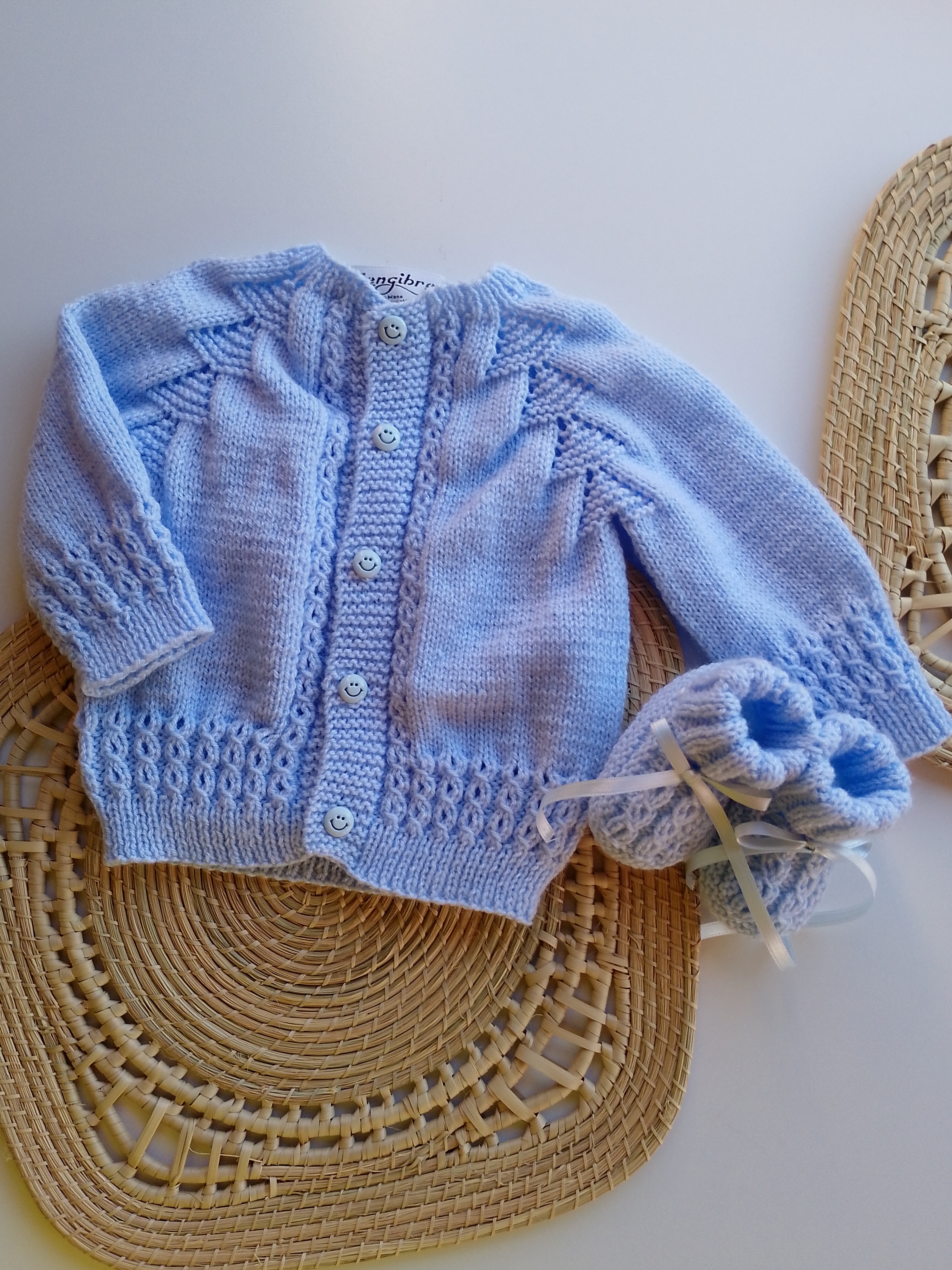 Ajuar bebé celeste tejido a mano